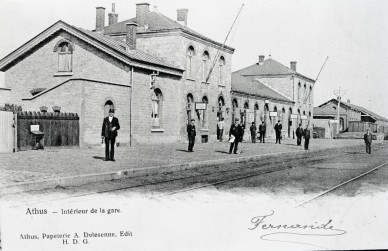 Athus-personnel sur quai -int gauche.jpg